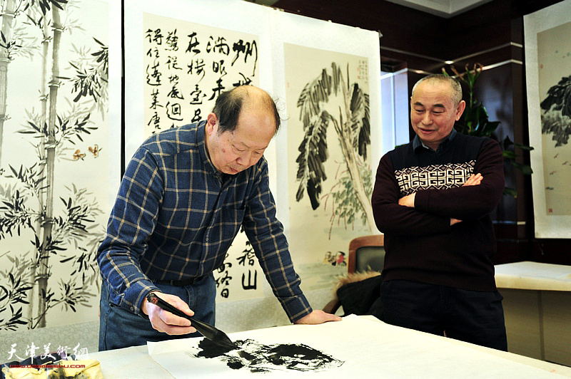 邬海清在京津画院美术馆泼墨挥毫。