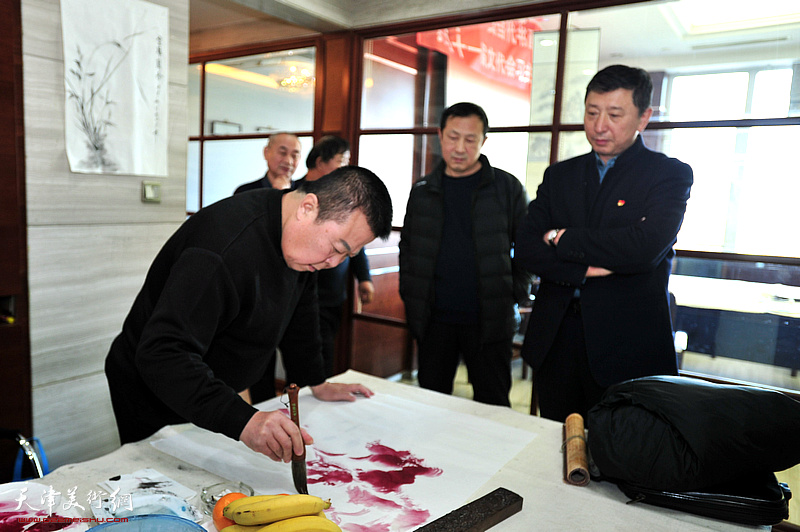 潘晓鸥在京津画院美术馆泼墨挥毫。