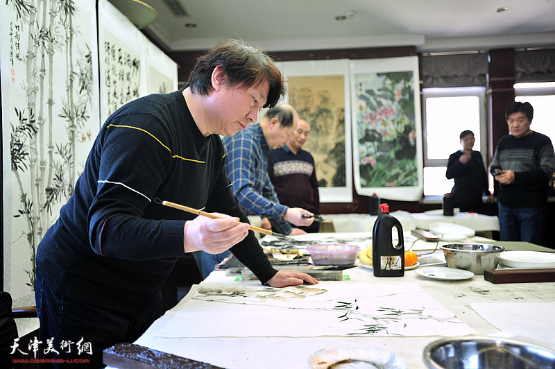 主云龙在京津画院美术馆泼墨挥毫。