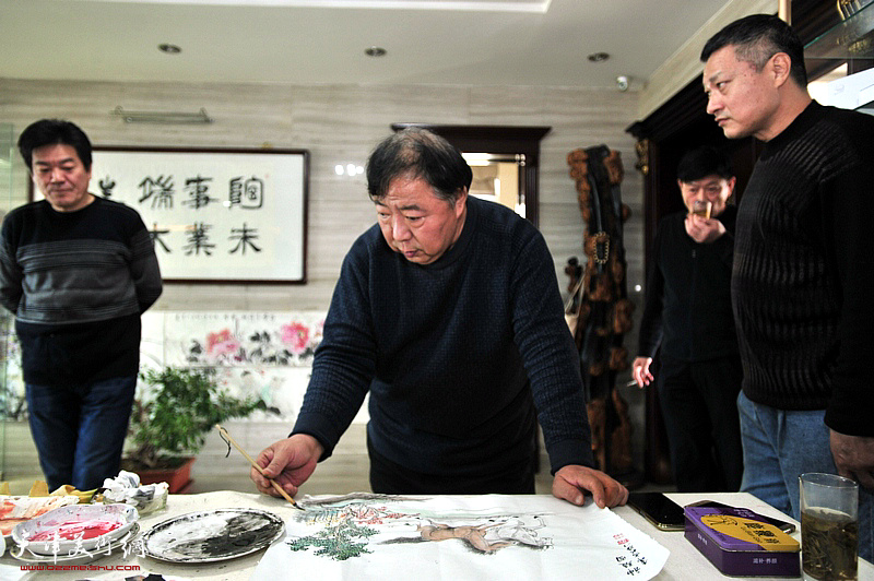 李伟在京津画院美术馆泼墨挥毫。