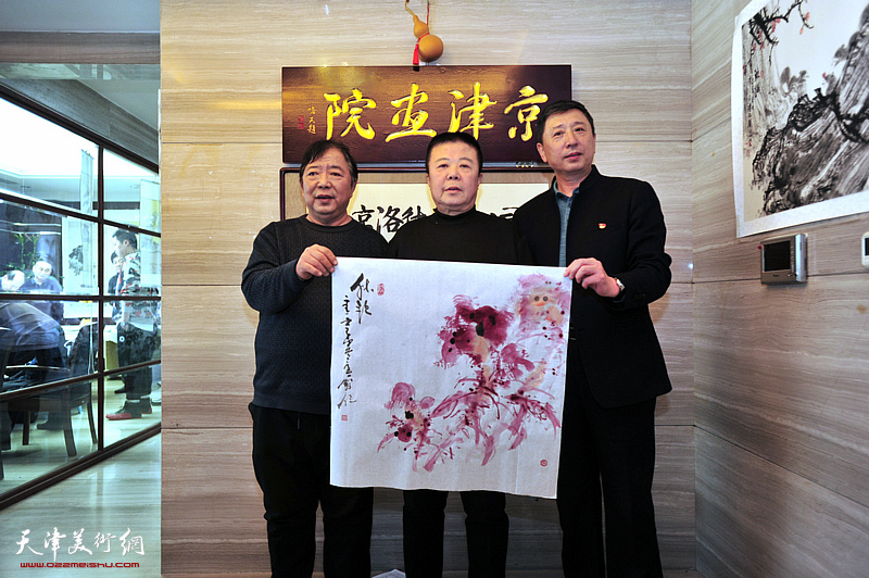 潘晓鸥、王勇、李伟在京津画院美术馆。