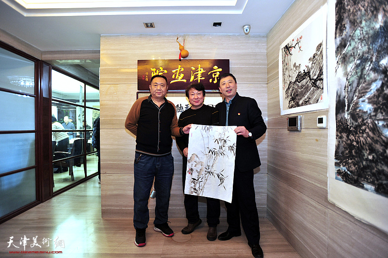 主云龙、王勇、李华刚在京津画院美术馆。