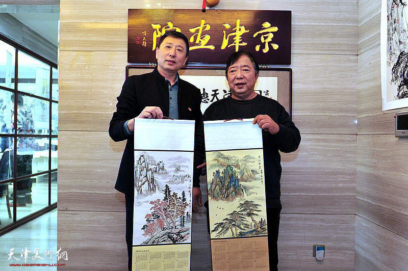王勇、李伟在京津画院美术馆。