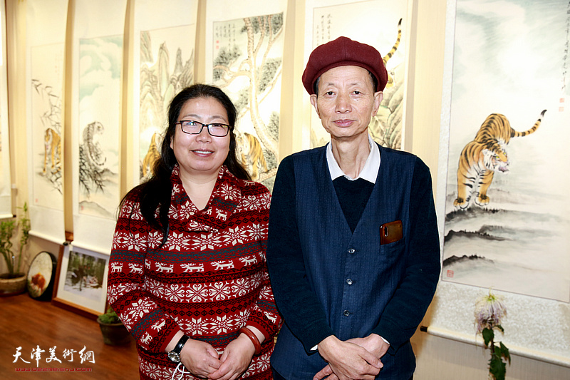 津门画虎名家赵同相与境界颂艺艺术馆馆长在画展现场。