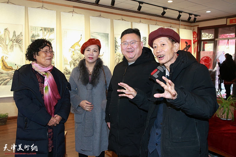 赵同相向贾非介绍展出的作品。