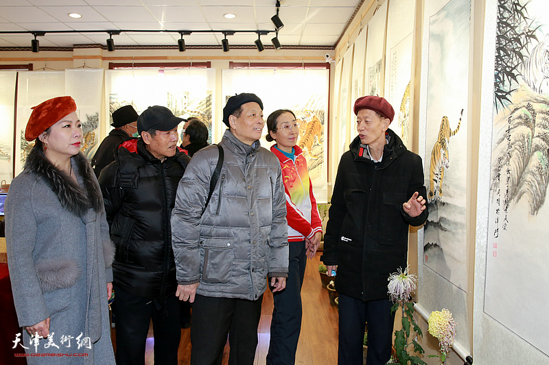 赵同相向冯连贵、阎维海、孙艳华介绍展出的作品。