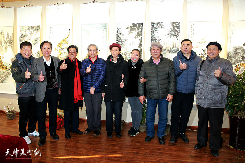 左起：李贵、刘家城、曲学真、高振恒、赵同相、伊梦茹、王山岭、田丰、阎维海在展览现场。