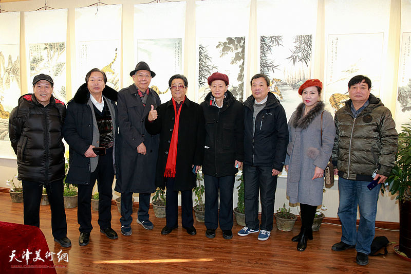 左起：冯连贵、刘家城、赵玉森、曲学真、赵同相、康德才、孙艳华等在展览现场。