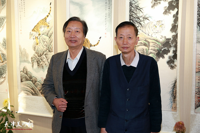 赵同相与刘家城在展览现场。