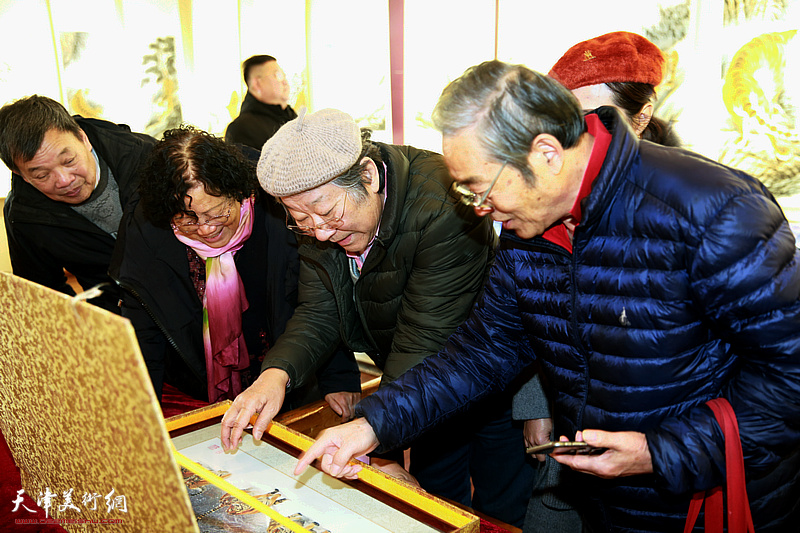 高振恒、王山岭、陈玉梅、康德才观赏展出的作品。