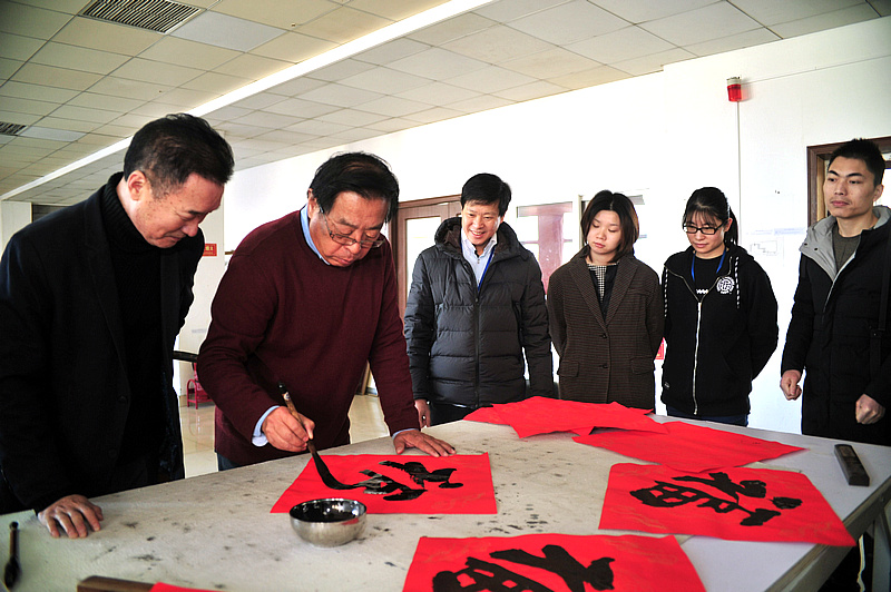 赵俊山在活动现场写福字。