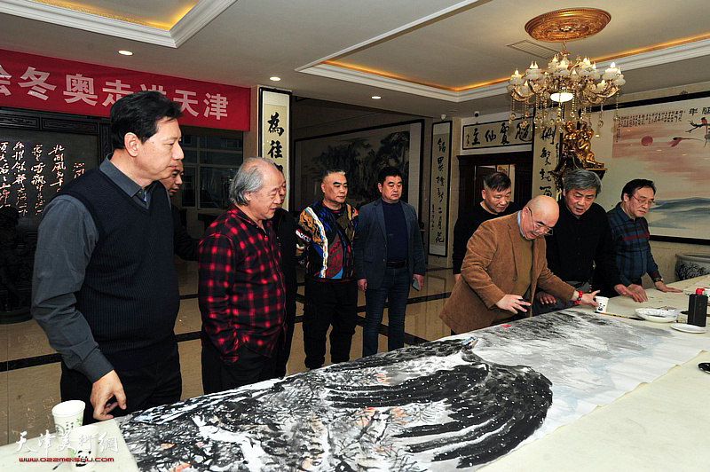 “百名画家绘冬奥”走进天津，图为参加现场活动的艺术家现场创作。