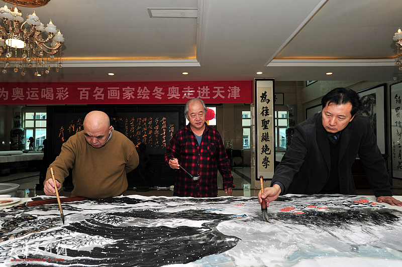 图为参加现场活动的艺术家王书平、张福有、尹沧海在现场作画。