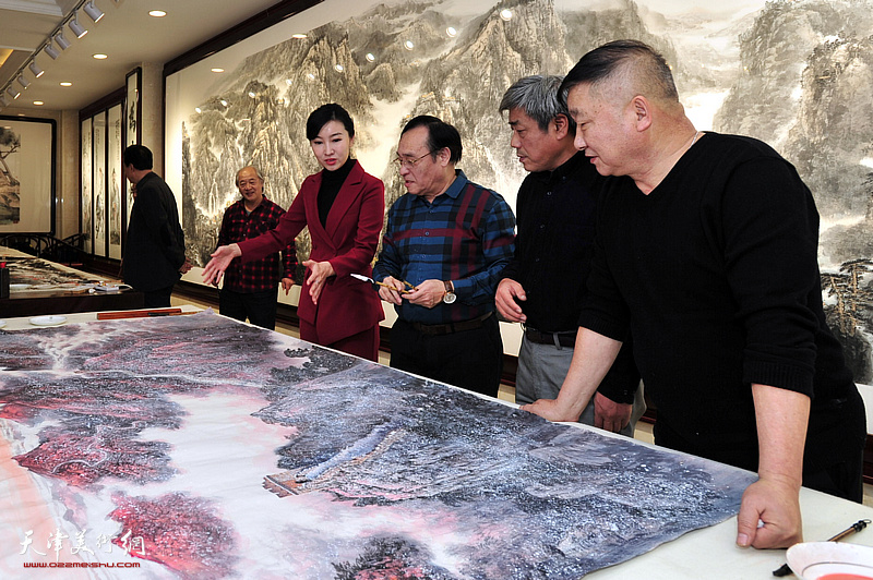 “为奥运喝彩”项目“百名画家绘冬奥”走进天津主持人现场采访艺术家。