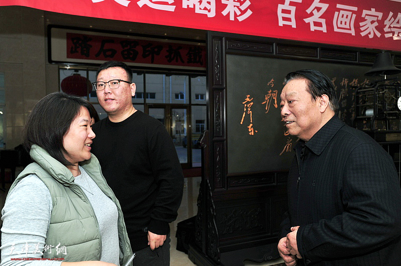 “为奥运喝彩”项目“百名画家绘冬奥”走进天津记者现场采访胡玉林。