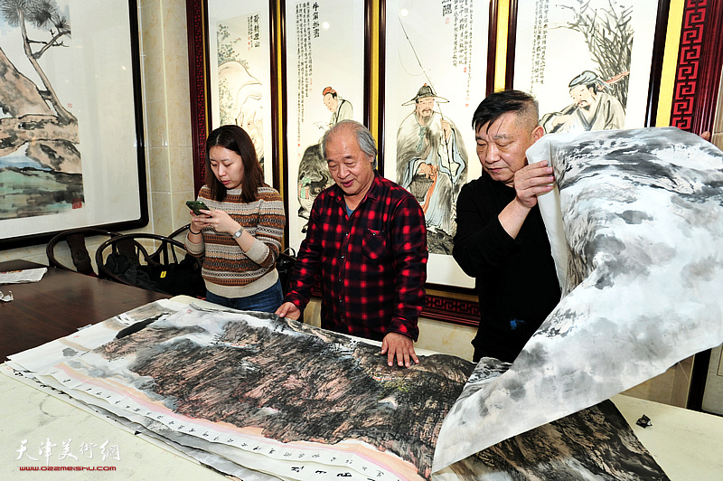 王书平、皮志刚向“百名画家绘冬奥”走进天津记者介绍天津画家的作品。