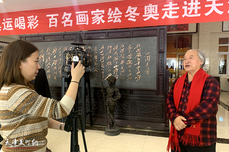 王书平接受“百名画家绘冬奥”走进天津采访。