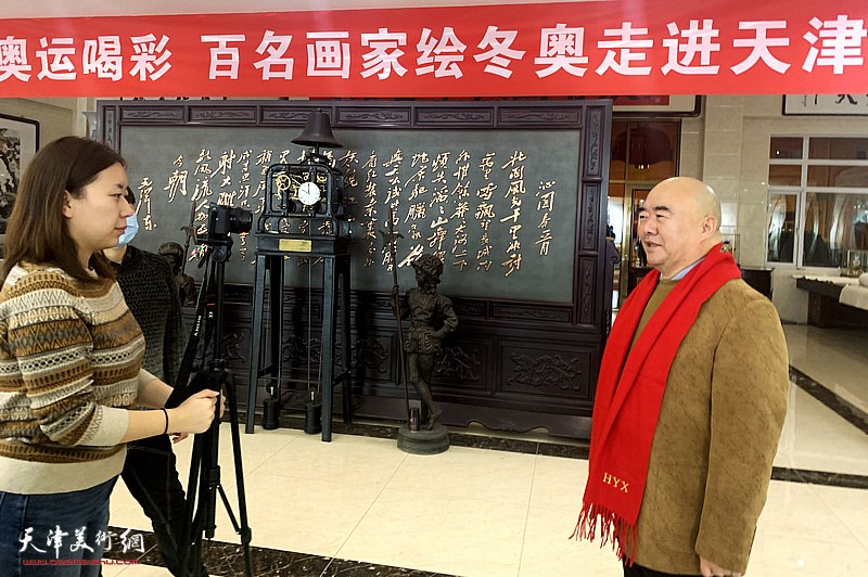 尹沧海接受“百名画家绘冬奥”走进天津采访。