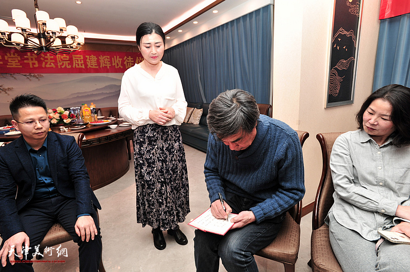 保师杜晓光先生在新弟子刘凤芹的拜师帖上签名见证。
