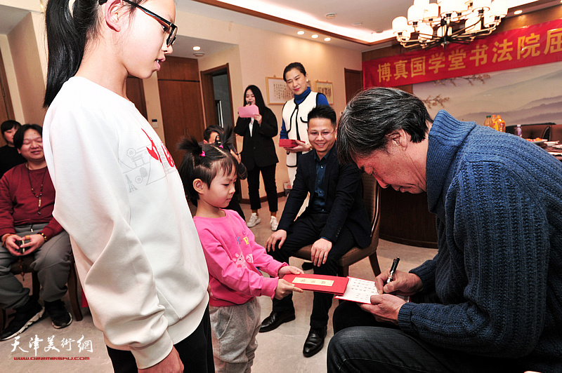 保师杜晓光先生在新弟子高欣阳、高铭阳的拜师帖上签名见证。