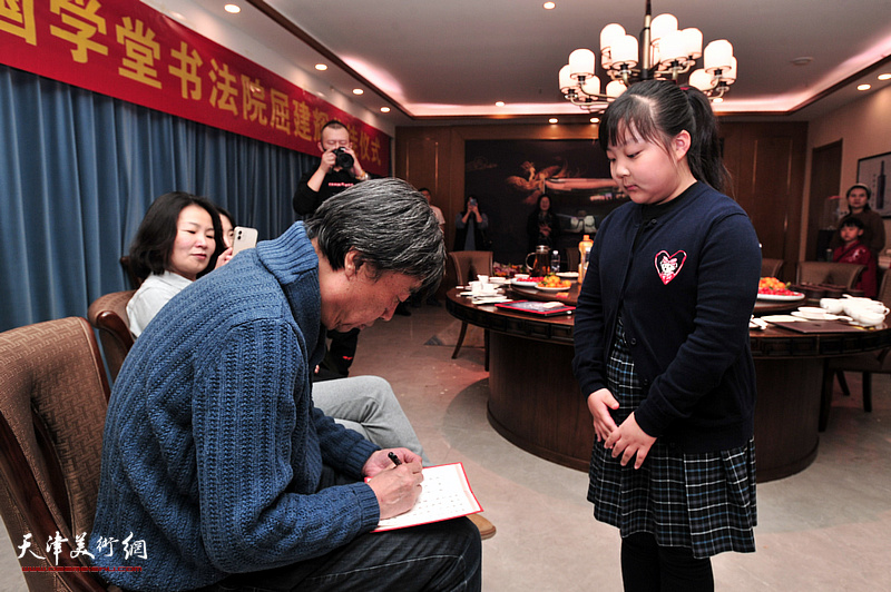 保师杜晓光先生在新弟子刘佳依的拜师帖上签名见证。