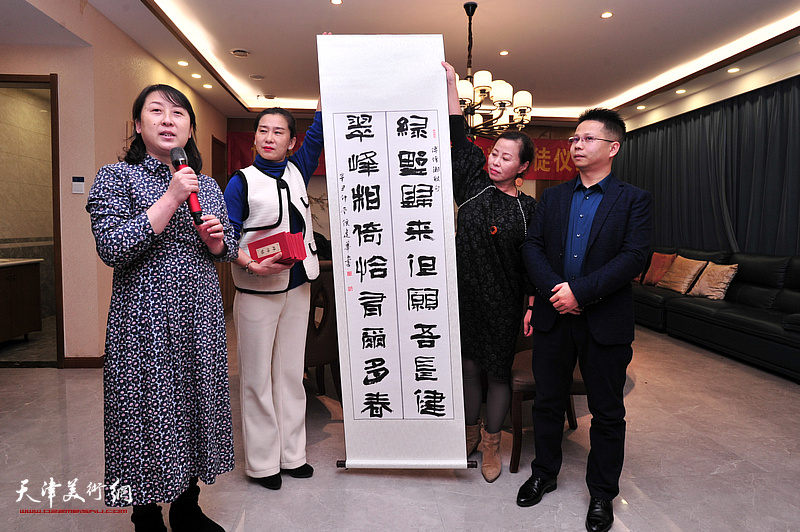 屈建辉先生三弟子侯建华现场介绍自己跟随师父学习的收获。