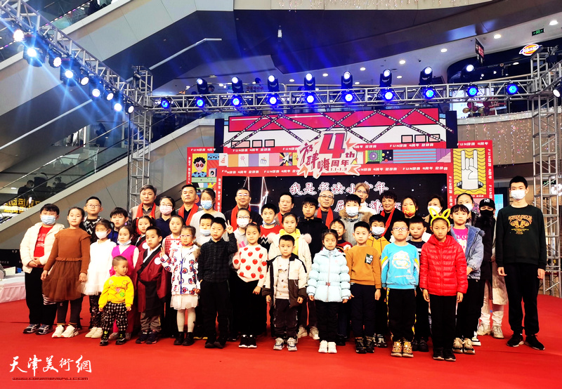 首届“学津杯”少儿书法竞赛在滨海新区举办，图为评委老师们和参赛选手在现场。