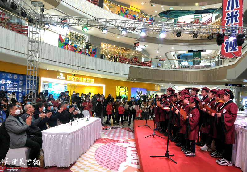 首届“学津杯”少儿书法竞赛在滨海新区举办，图为参赛选手在现场朗读《弟子规》