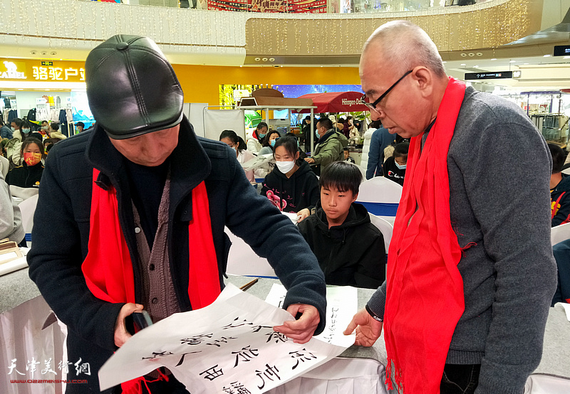 张建华主席、王炳学院长在赛场评看参赛者作品