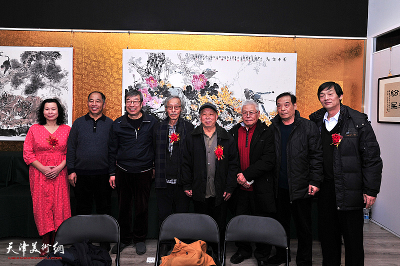 左起：刘艳、史树海、时景林、姚景卿、谷伯言、王东生、辛沛麟、徐庆荣、在画展现场。