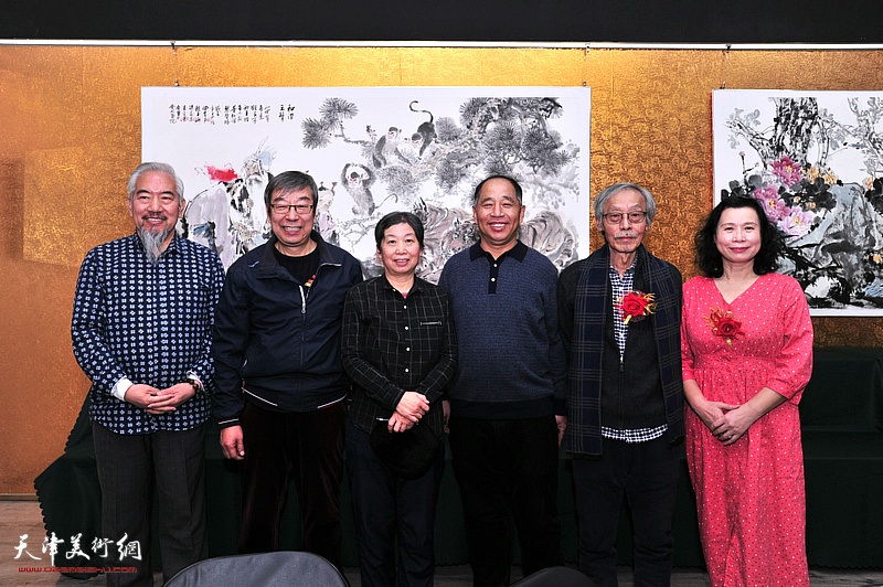 左起：杨来春、时景林、许鸿茹、史树海、姚景卿、刘艳在画展现场。