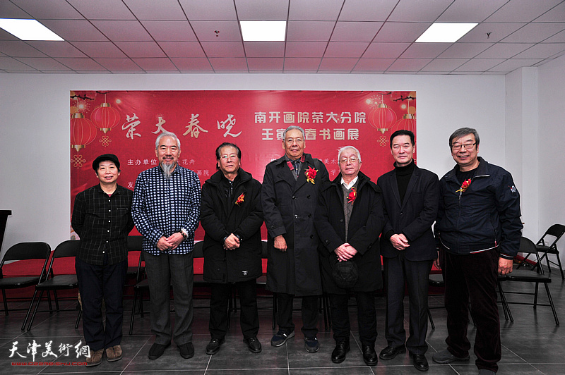 左起：许鸿茹、杨来春、吕宝珠、赵玉森、彭连熙、陈之海、时景林在画展现场。