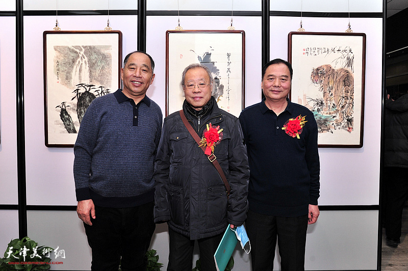 左起：史树海、王金厚、邢立宏在画展现场。