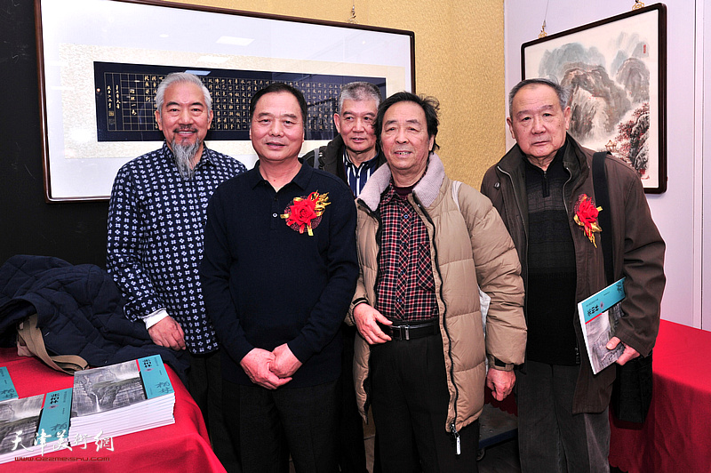邢立宏与王寅、张晋、杨来春、吴士江在画展现场。