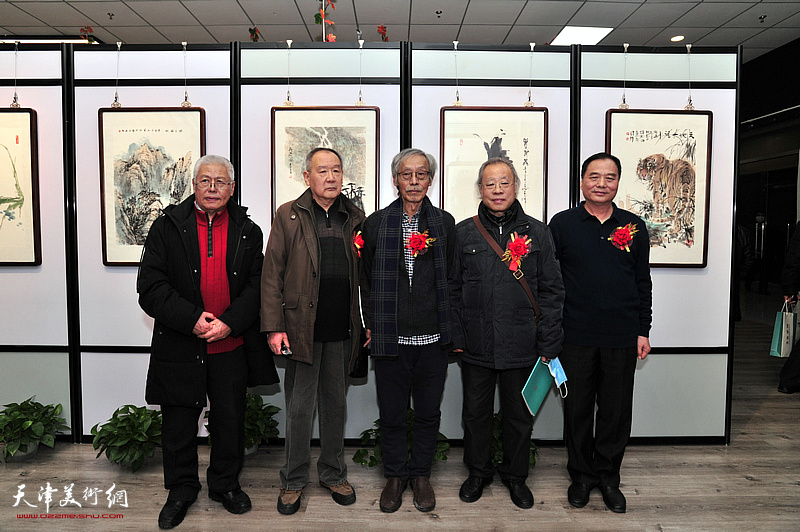 左起：王东生、张晋、姚景卿、王金厚、邢立宏在画展现场。