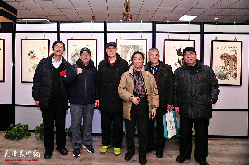 左起：徐庆荣、贾春明、郝宝善、王寅、吴士江、杨利民在画展现场。
