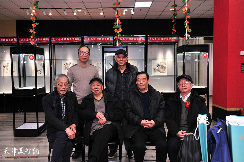 前排左起：姚景卿、谷伯言、辛沛麟、彭连熙；后排左起：刘金强、赵奎生在画展现场。