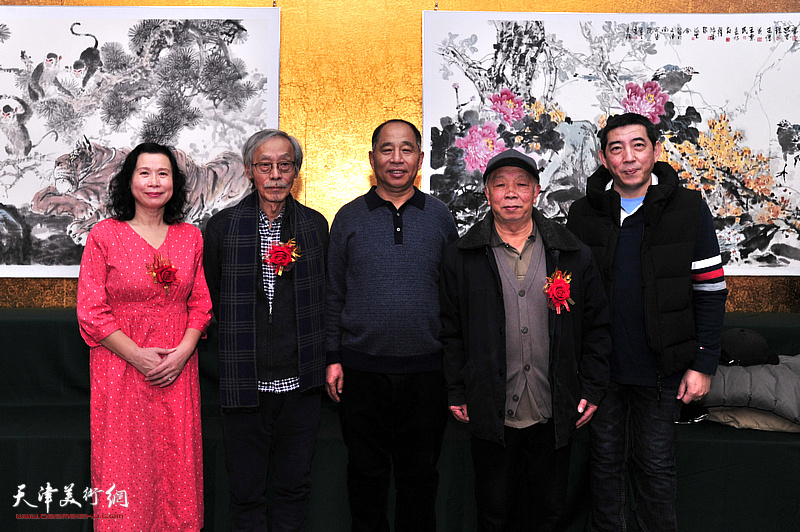 左起：刘艳、姚景卿、史树海、谷伯言、华志心在画展现场。