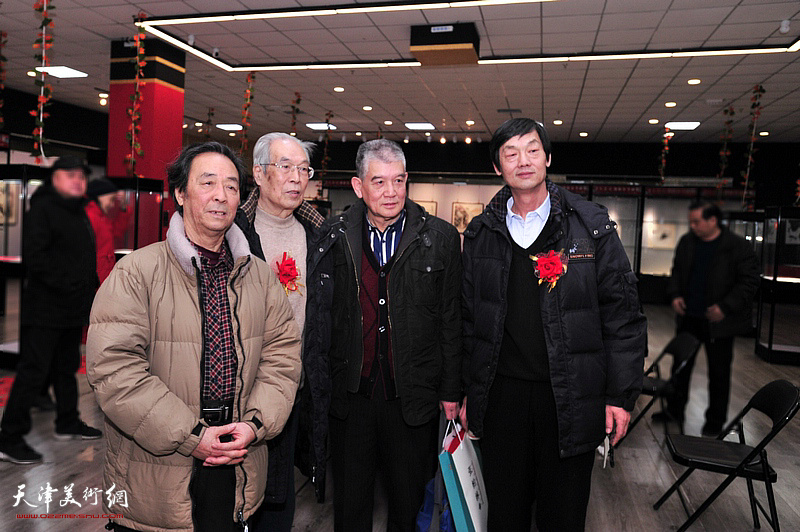 左起：王寅、黄枕石、吴士江、徐庆荣在画展现场。
