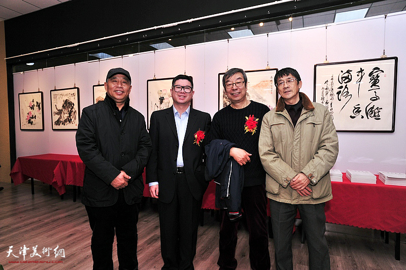左起：史树海、高景鹏、时景林、袁强民在画展现场。