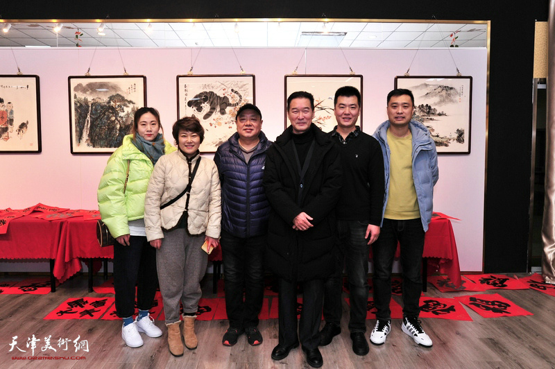 左起：周书贞、高琴、孙翊、陈之海、徐岳宗、贺峥在画展现场。