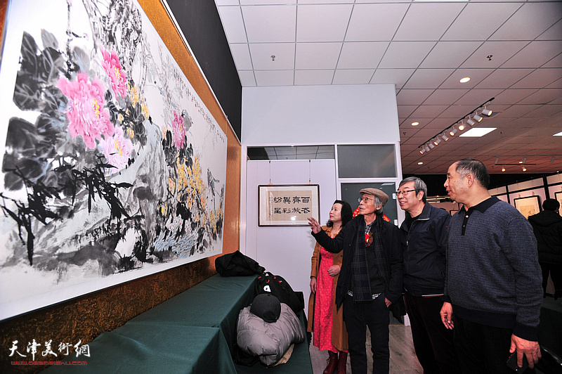 姚景卿、史树海、时景林、刘艳在画展现场观赏展品。