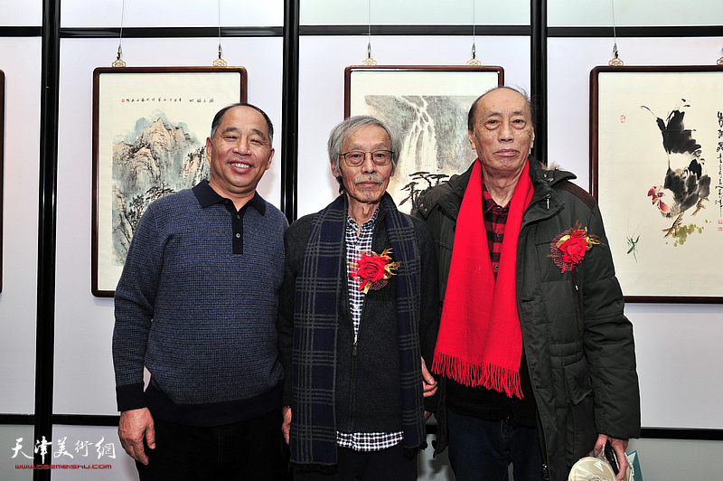 左起：史树海、姚景卿、张学强在画展现场。