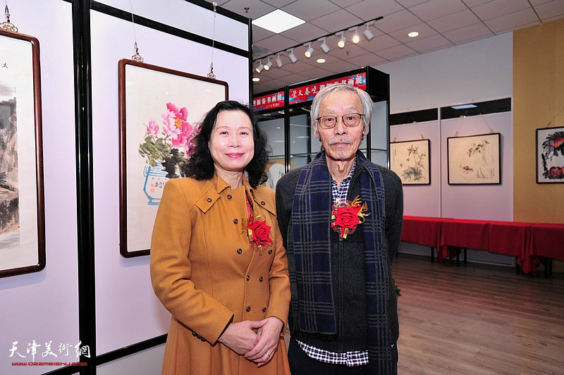 姚景卿、刘艳在画展现场。