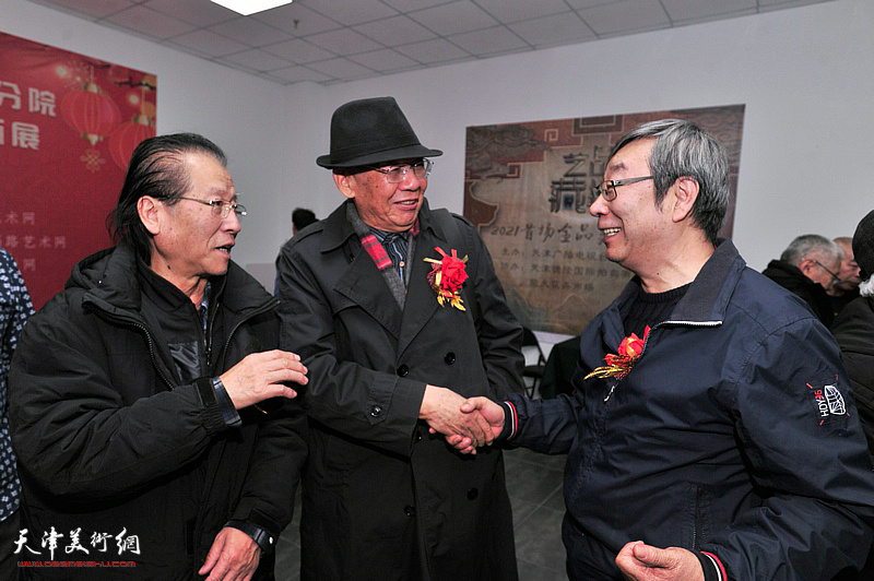 左起：吕宝珠、赵玉森、时景林在画展现场。