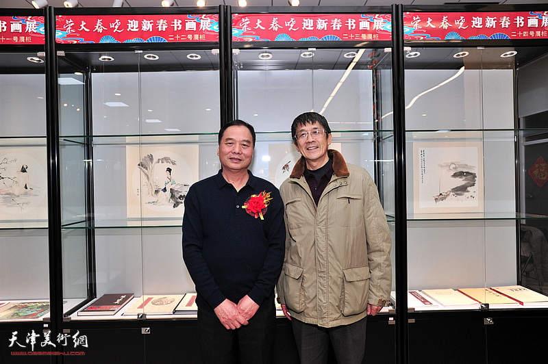 邢立宏、袁强民在画展现场。