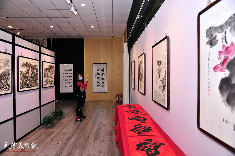 “荣大春晓—南开画院荣大分院壬寅新春书画展”现场。