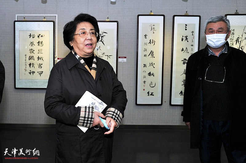 天津市人大常委会原副主任李润兰致辞并宣布展览开幕。