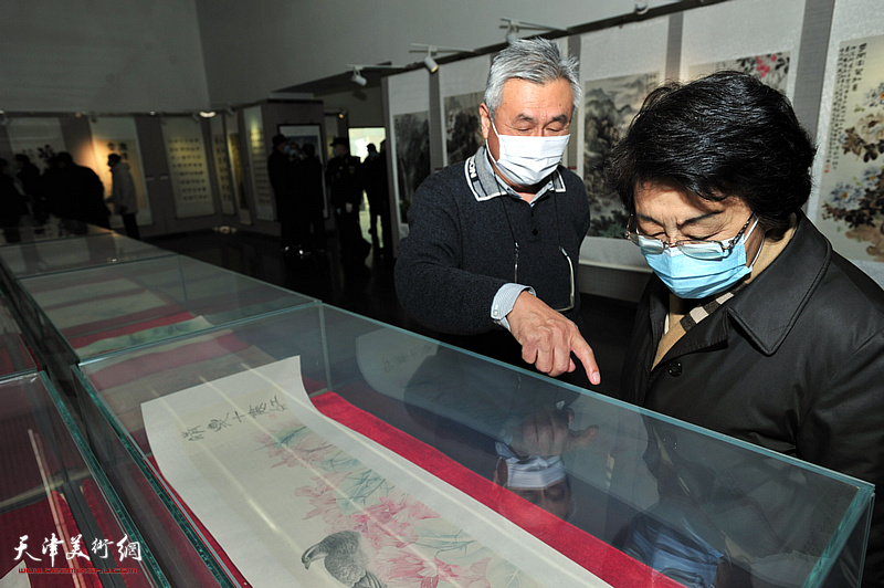 王建涛向李润兰介绍展出的作品。