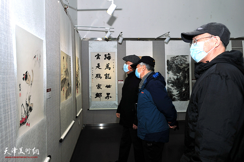 赵天浩与嘉宾观赏展出的作品。